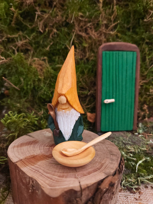 Nisse med trä sked och svarvad trä skål, handtäld svenskt hantverk. Gåva
