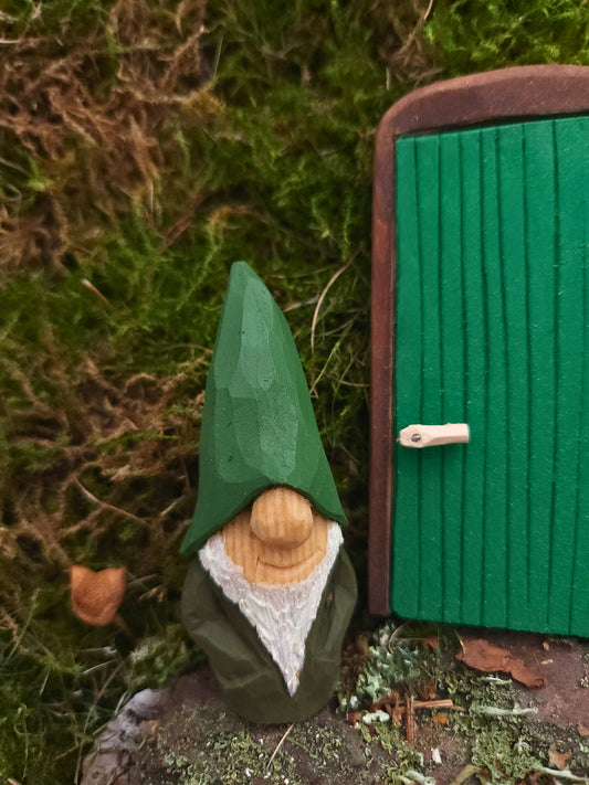 Handgeschnitzter Holz-Wichtel – Bemalt mit eigener Ei-Öl-Tempera, Skandinavische Volkskunst