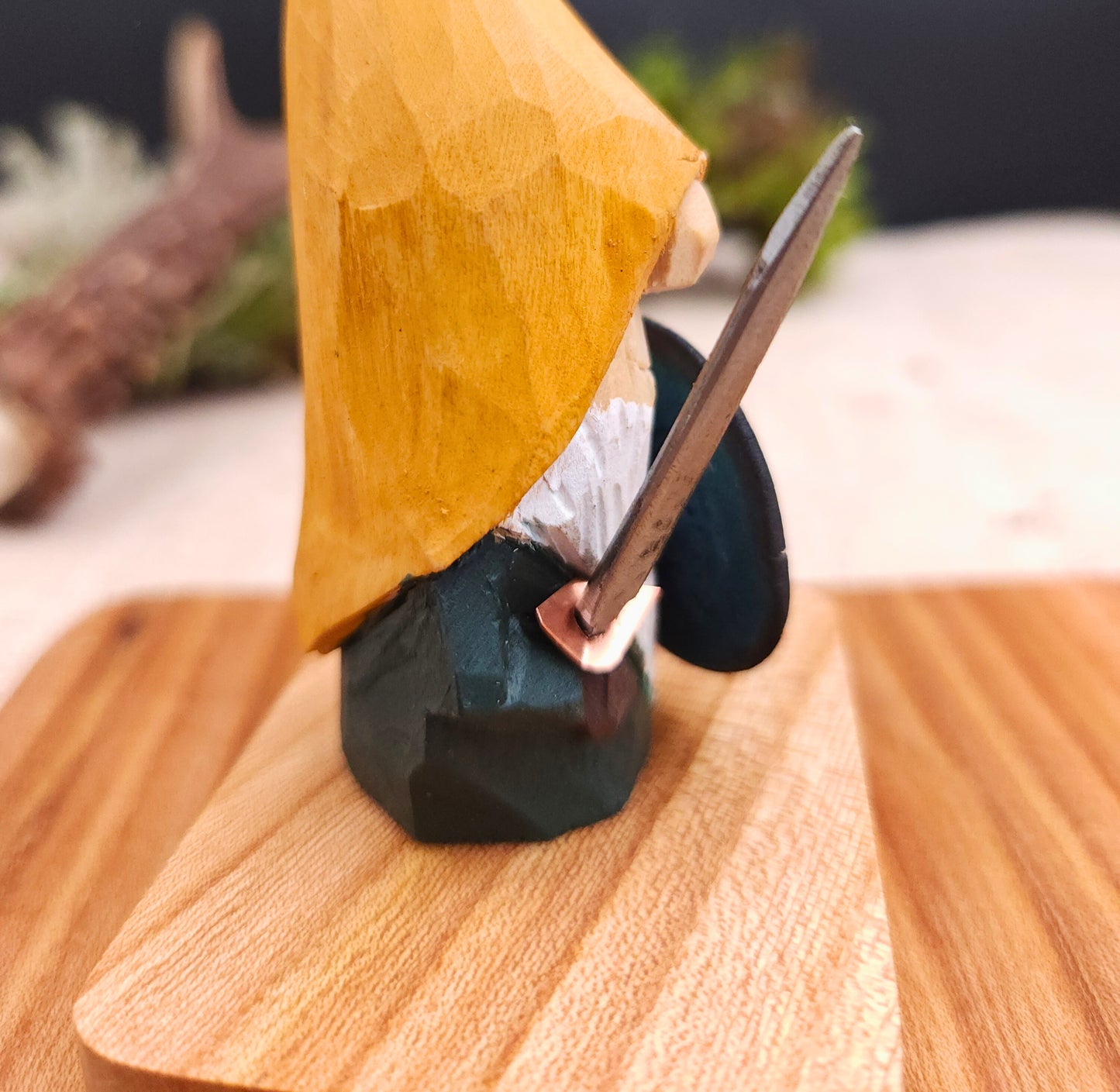 Wikinger-Wichtel – Handgeschnitzte und bemalte Holzfigur mit Schwert und Schild