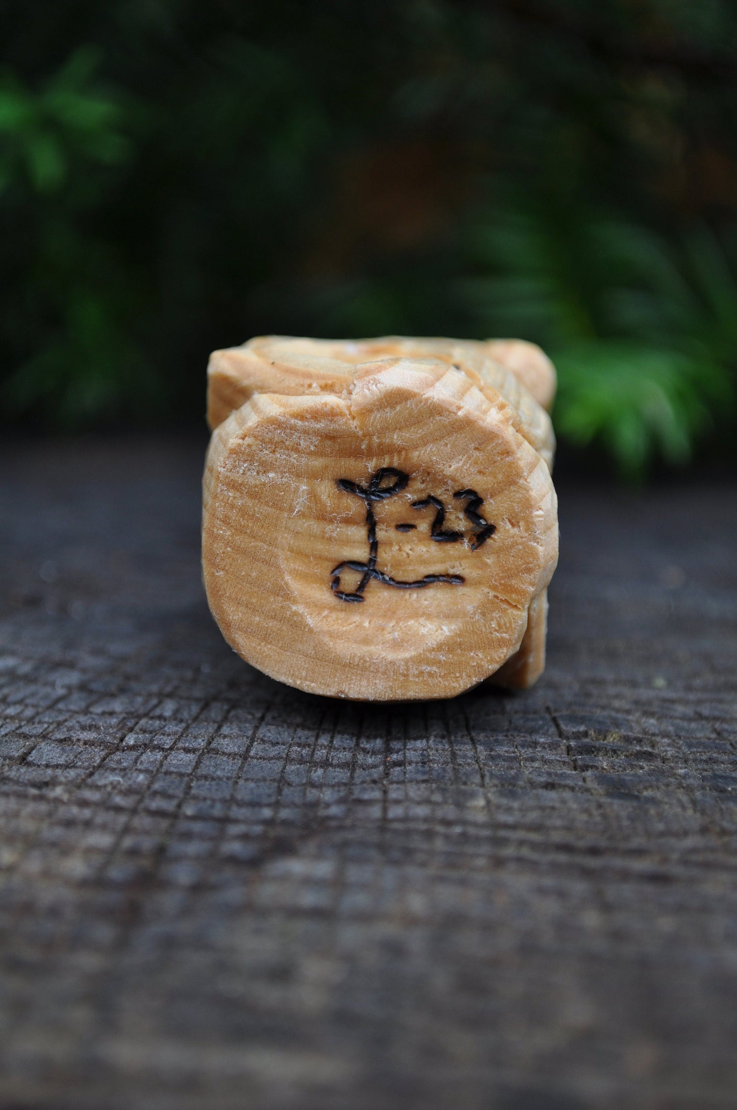 Handgeschnitzter schwedischer Weihnachtsmann – Nummerierte und zertifizierte Volkskunst aus den nordischen Ländern