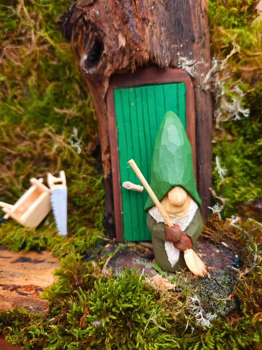 Handgeschnitzter Holz-Wichtel (76) – Bemalt mit Ei-Öl-Tempera, mit Lindenbesen