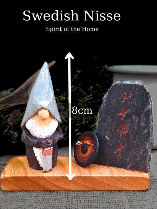 Wikinger Wichtel mit Runenstein und Schild – Handgeschnitzt