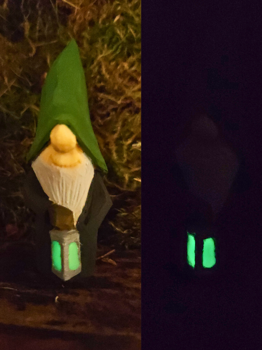 Handgeschnitzter Wichtel mit Laterne – magisch leuchtend