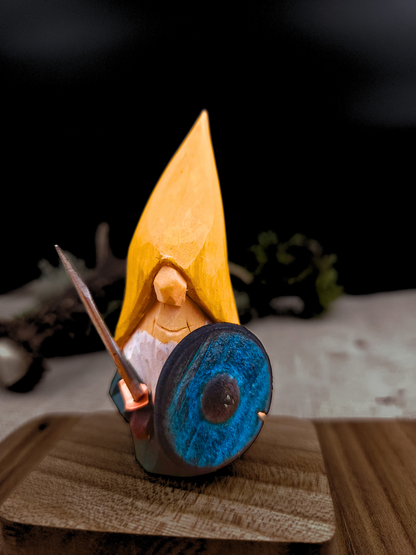 Wikinger-Wichtel – Handgeschnitzte und bemalte Holzfigur mit Schwert und Schild