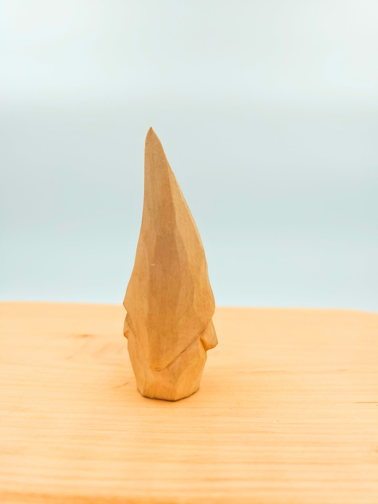 Schwedischer Fika-Wichtel – Unbemalt, handgeschnitzte Figur mit hölzerner Kaffeetasse (nummeriert & signiert, auf Bestellung gefertigt)