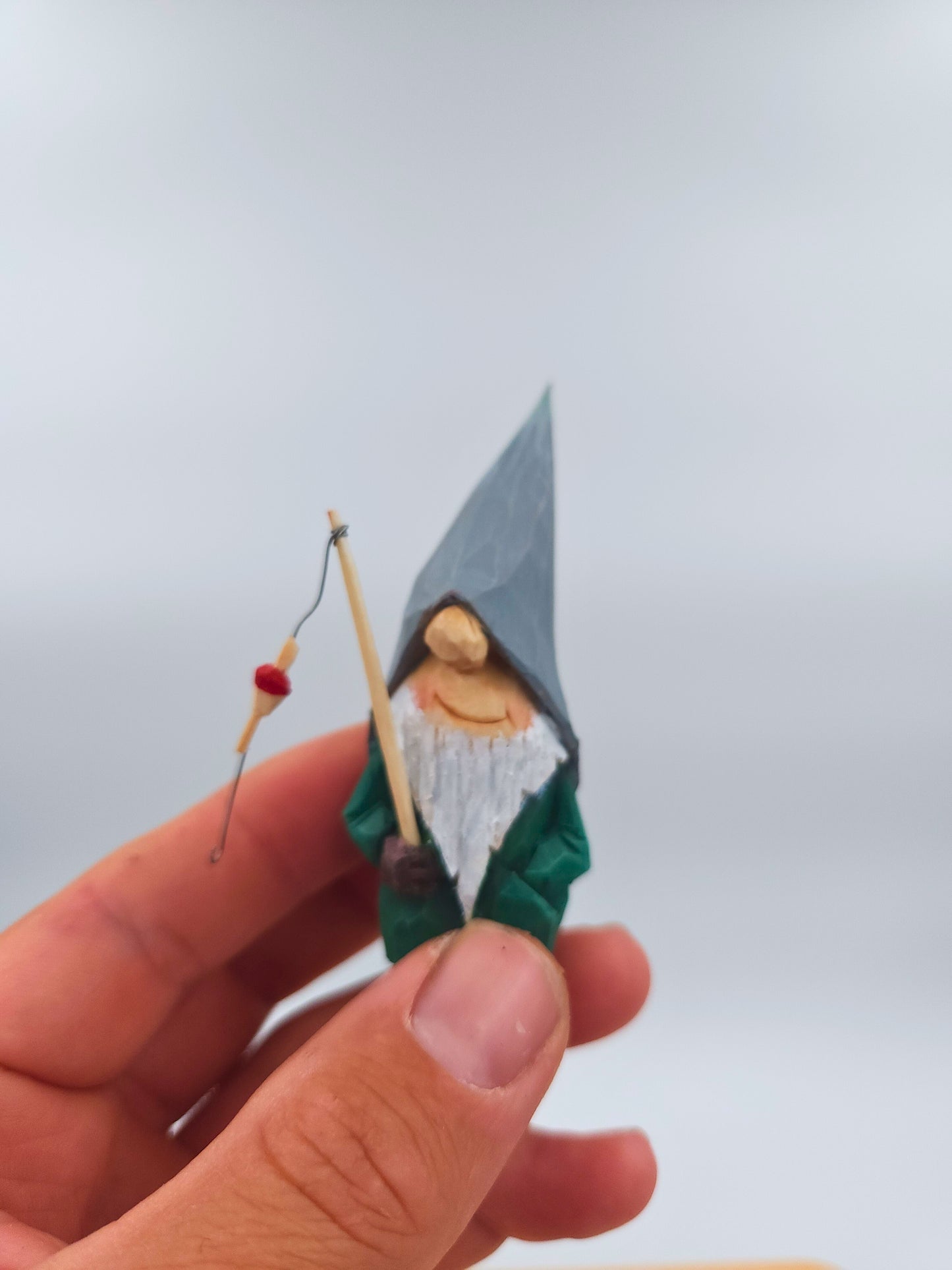 DIY project – Hand-carved Nisse (Gnome, Wichtel) with grey hat and fishing rod, handmade Scandinavian wood carving, handgjord träfigur från Sverige, einzigartiges Zubehör för Wichtelhaus och Elfenszene.