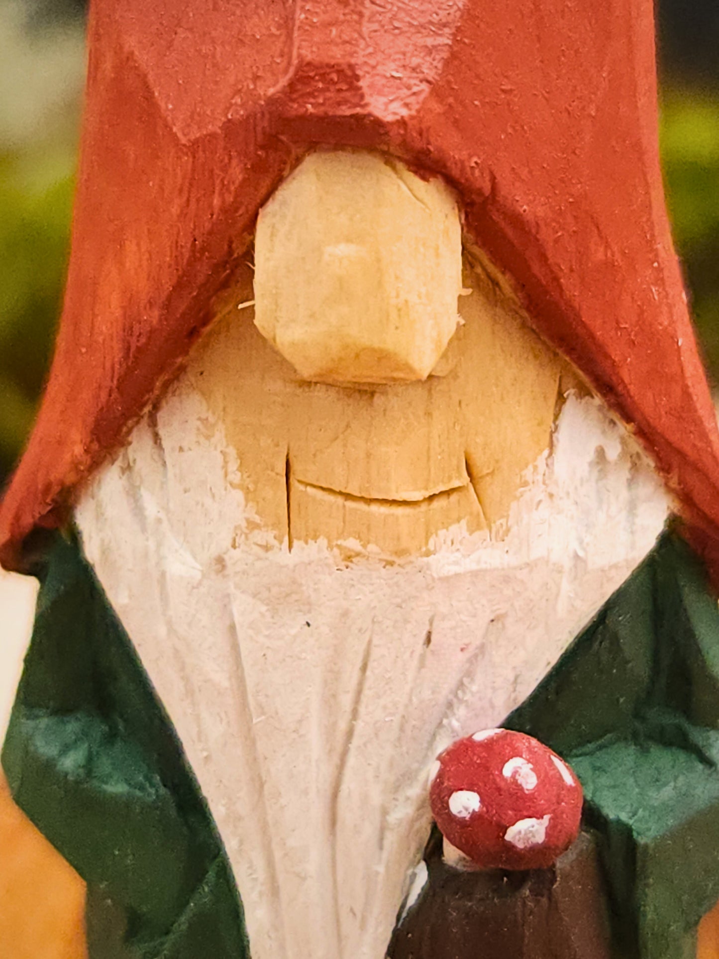 Geschenkidee – Herbst Wichtel (Nisse, Gnome) mit roter Mütze und Pilz, handgeschnitzte Holzfigur aus Skandinavien, perfekte Ergänzung für Wichtelwelt oder Elfendekoration.
