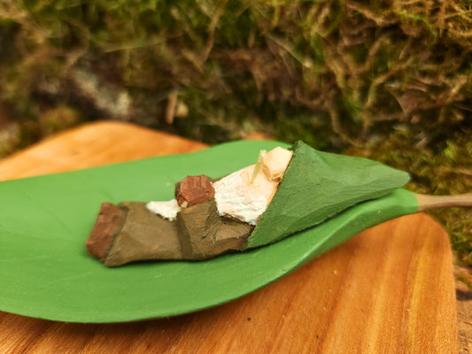 Handgeschnitzter schlafender Wichtel auf Blatt – Ei-Öl-Tempera nr 81