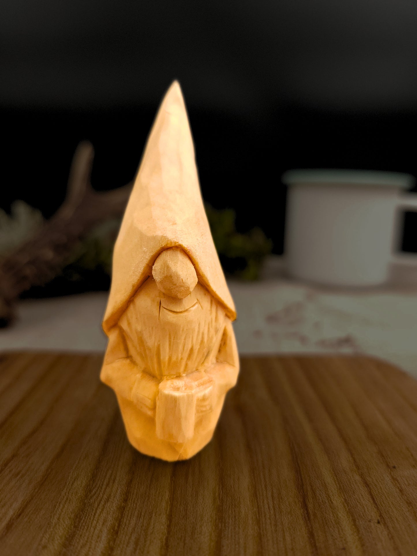 DIY project – Unpainted Fika Nisse (Gnome, Wichtel) holding coffee cup, hand-carved Scandinavian wooden folk art, handgjord svensk träfigur att måla själv, einzigartiges Sammlerstück för Wichtelwelt, Elfenszene och Miniatur-Landschaft.