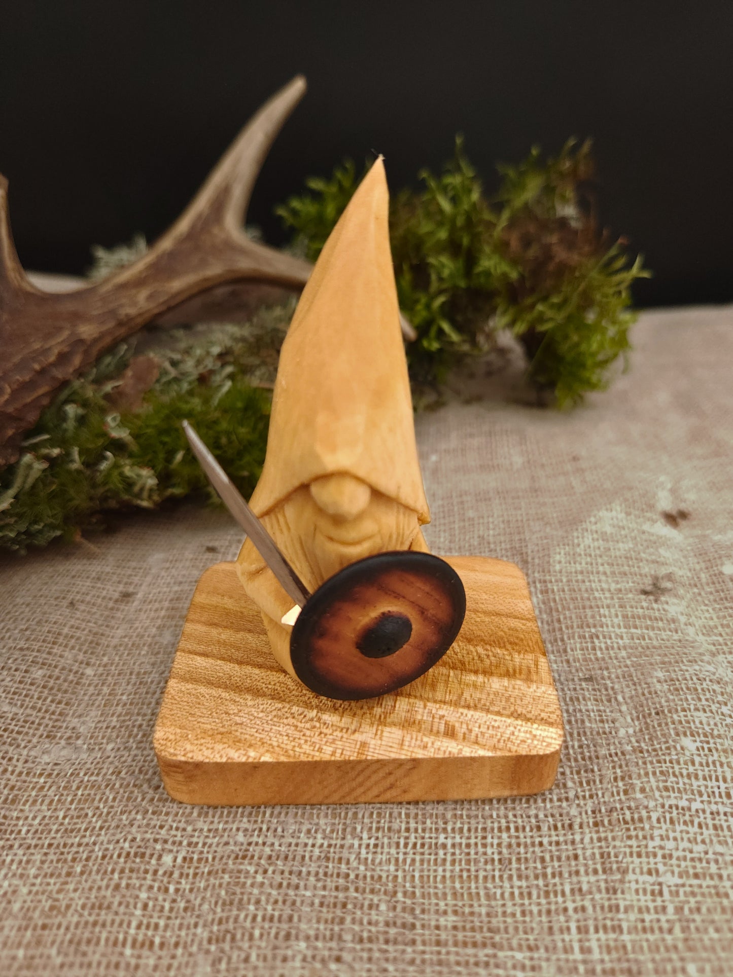 Wikinger-Wichtel – Handgeschnitzte Holzfigur mit Schwert und Schild