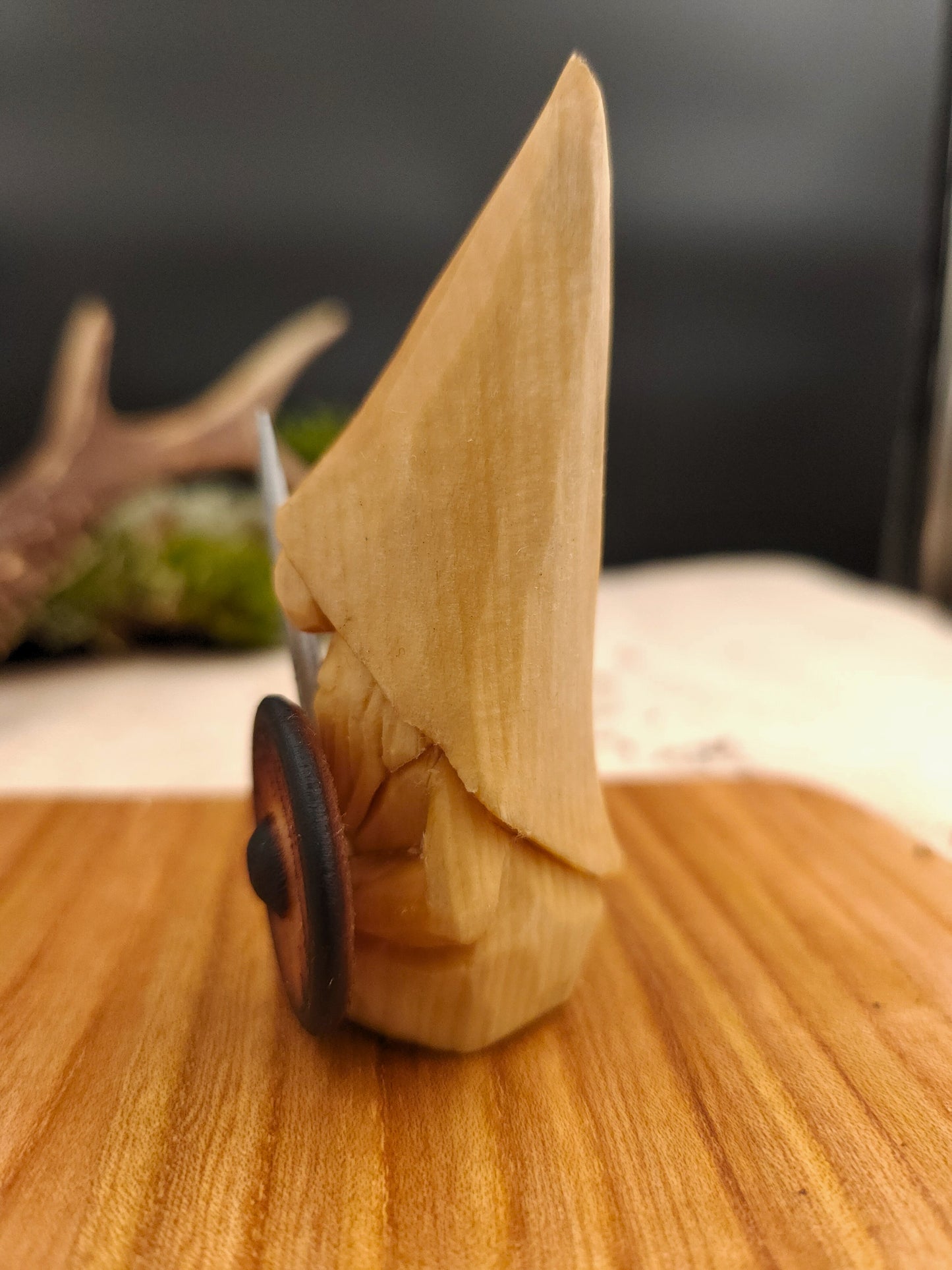 Wikinger-Wichtel – Handgeschnitzte Holzfigur mit Schwert und Schild