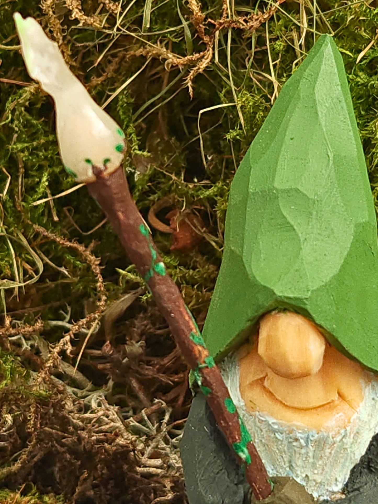 Handtäljd Trollkarls-Nisse – stav med magiskt glow nr78