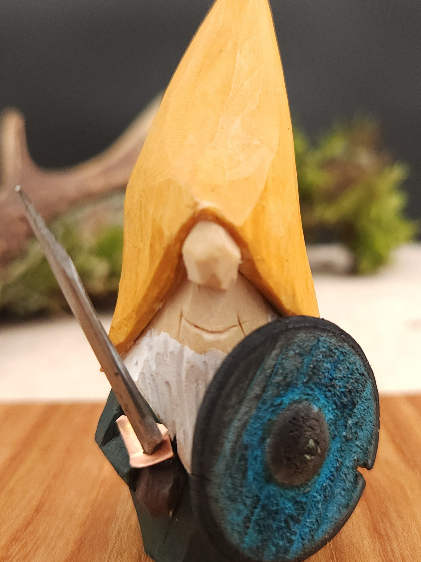 Wikinger-Wichtel – Handgeschnitzte und bemalte Holzfigur mit Schwert und Schild