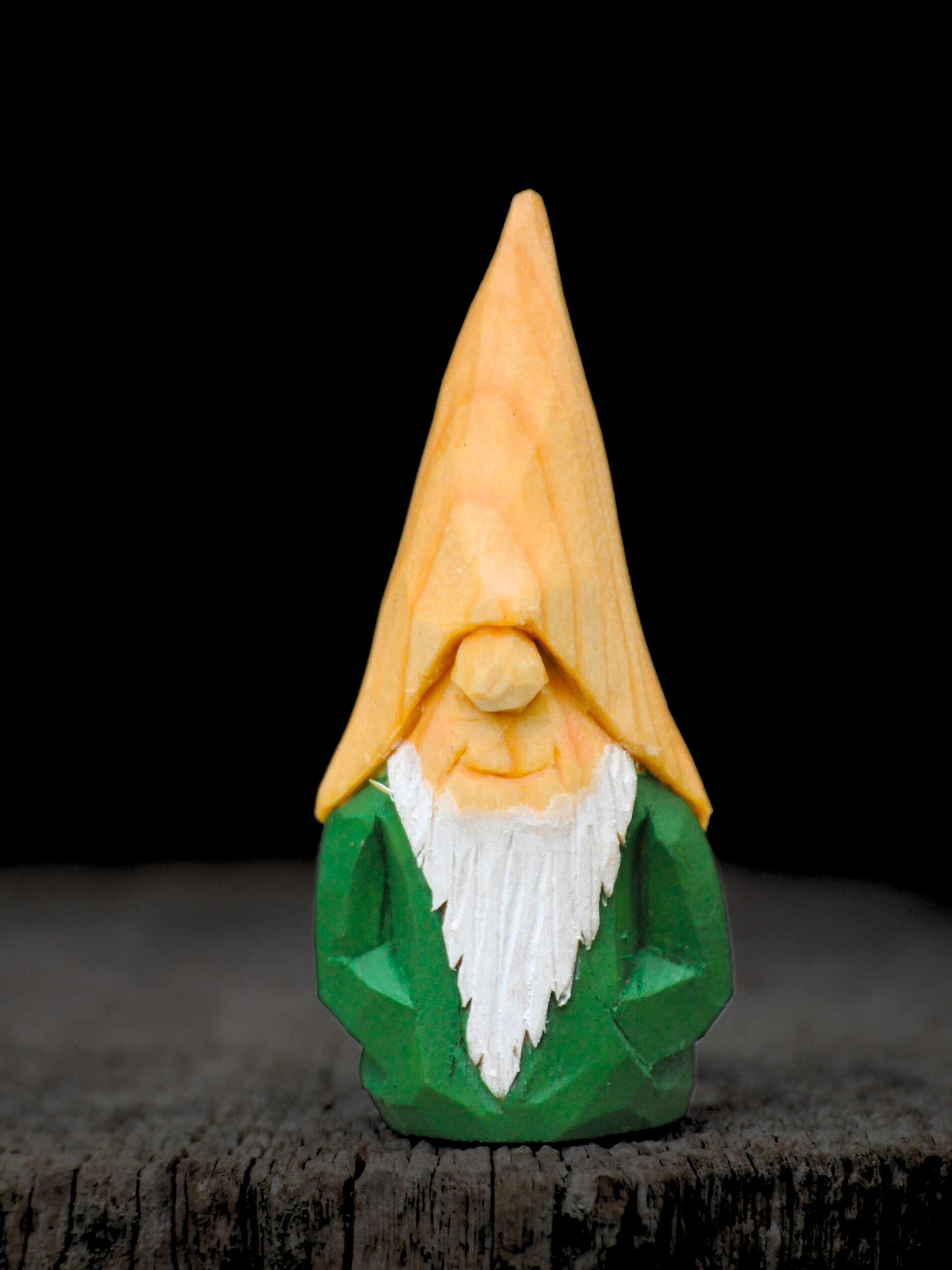 Gift idea – Farm Nisse (Gnome, Wichtel) with unpainted hat and green body, hand-carved Scandinavian wooden folk art wood carving, handgjord svensk träfigur, einzigartiges Sammlerstück für Wichtelwelt, Elfenszene und nordisk folklore decor.
