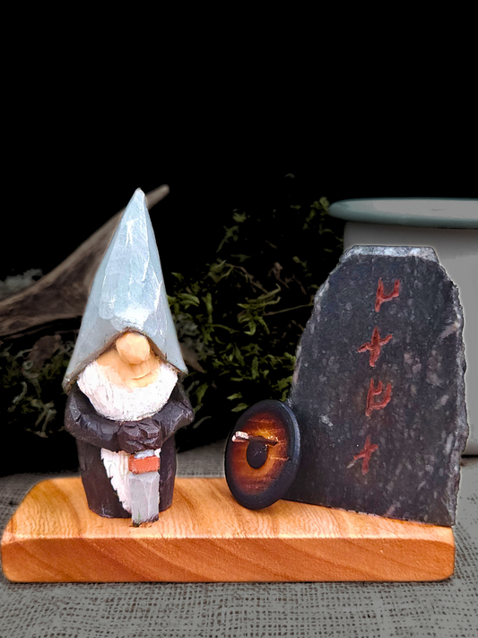 Wikinger Wichtel mit Runenstein und Schild – Handgeschnitzt