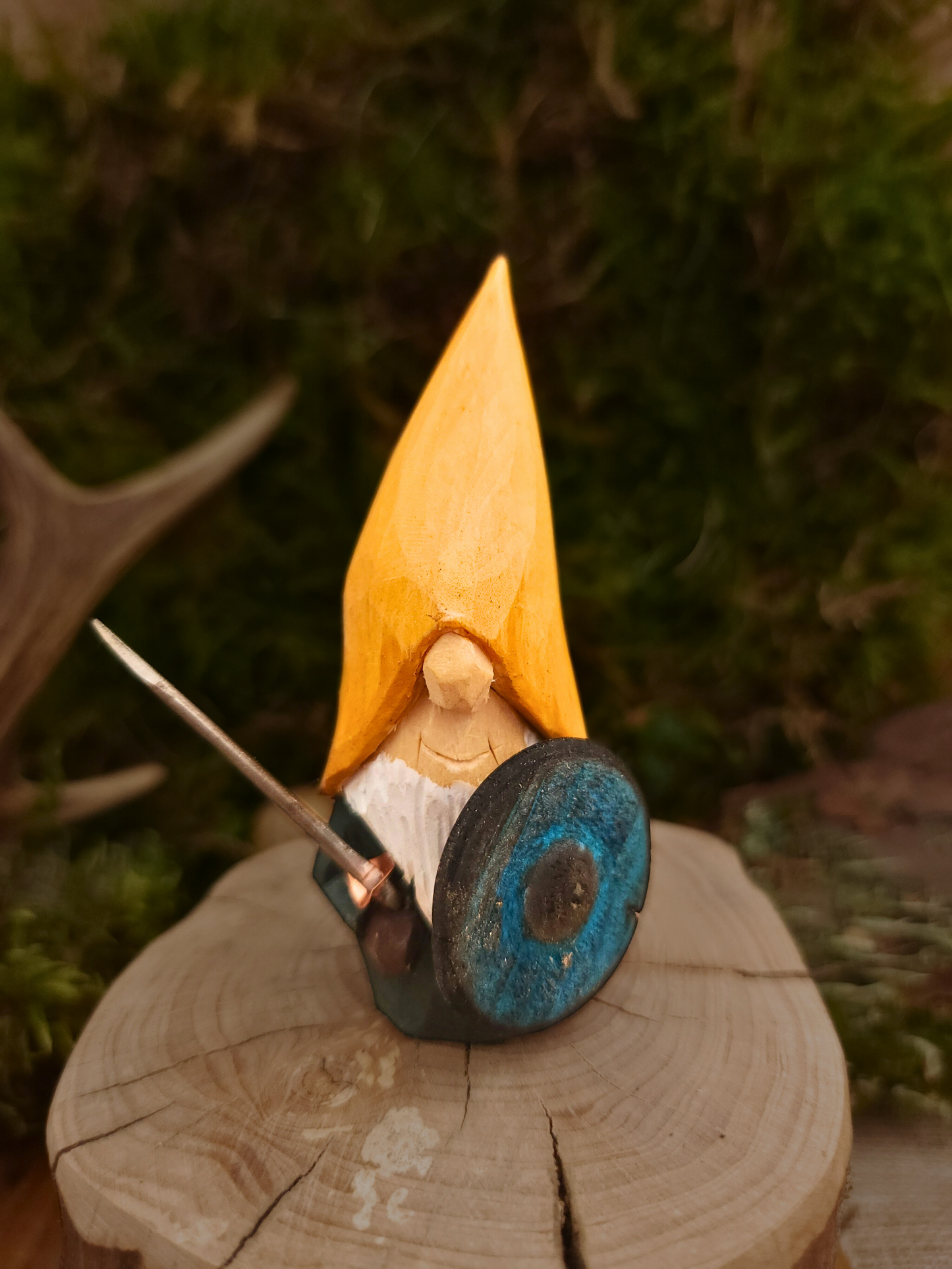 Wikinger-Wichtel – Handgeschnitzte und bemalte Holzfigur mit Schwert und Schild