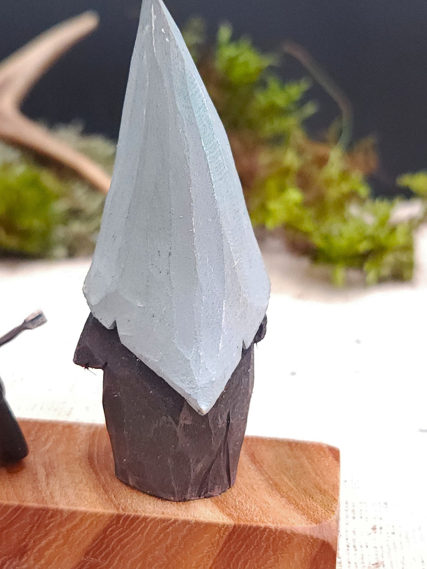 Wikinger Wichtel mit Runenstein und Schild – Handgeschnitzt