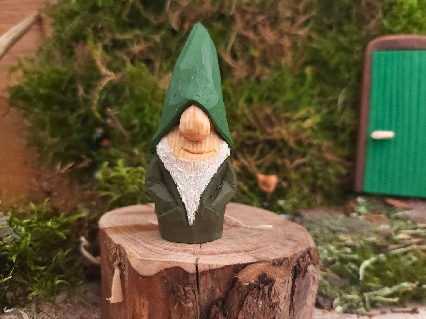 Handgeschnitzter Holz-Wichtel – Bemalt mit eigener Ei-Öl-Tempera, Skandinavische Volkskunst