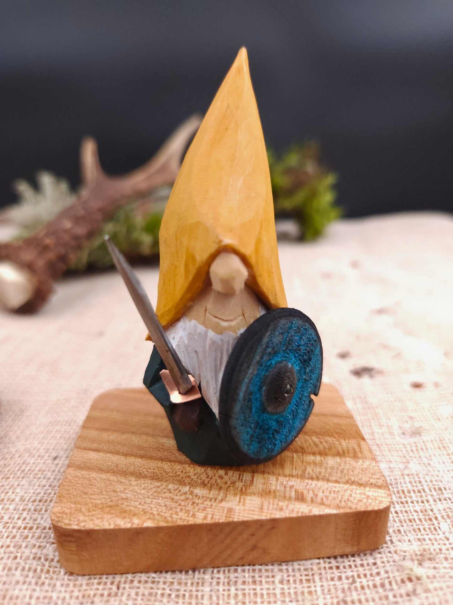 Wikinger-Wichtel – Handgeschnitzte und bemalte Holzfigur mit Schwert und Schild