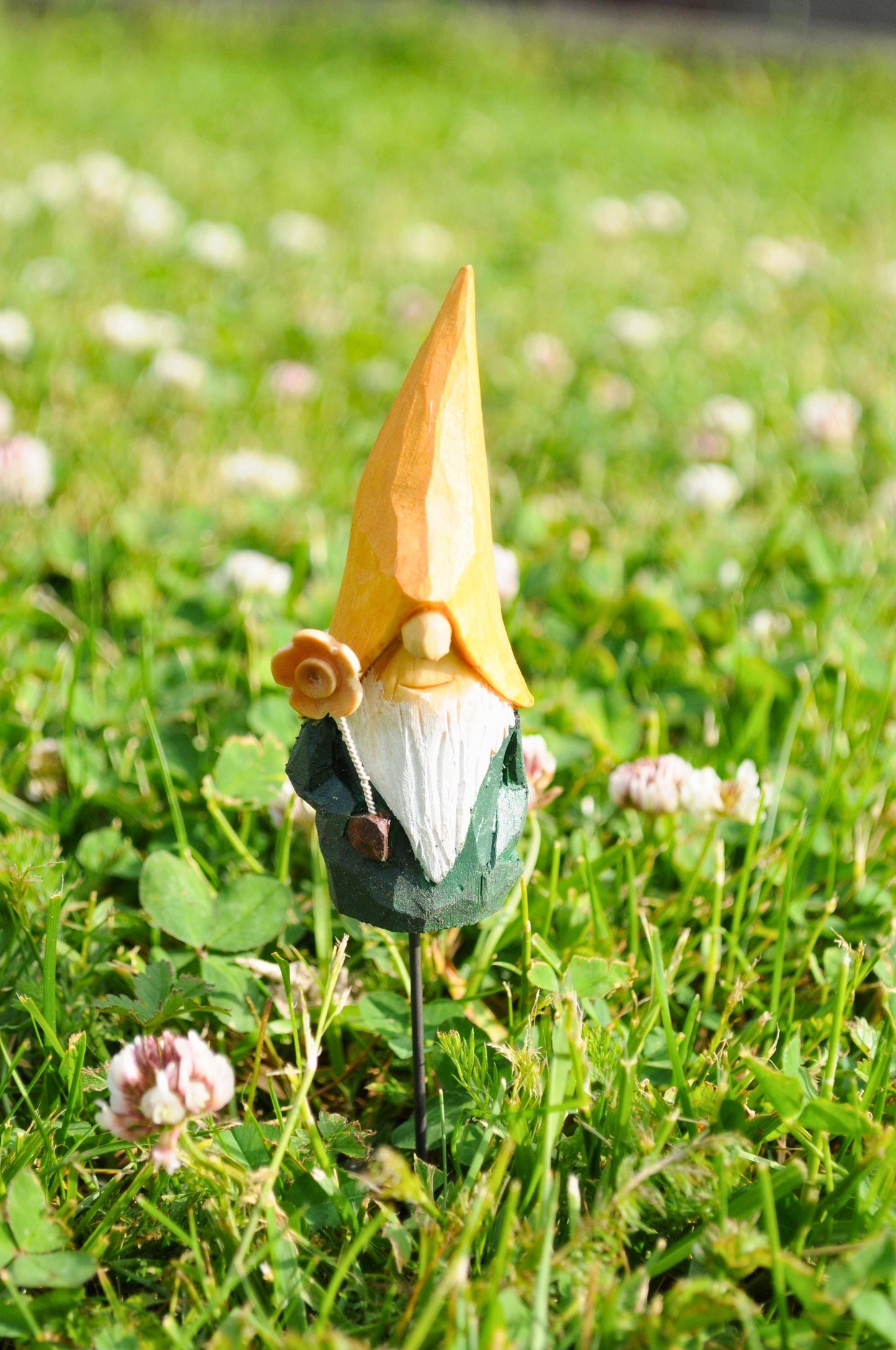 Summer Nisse with rose scented flower