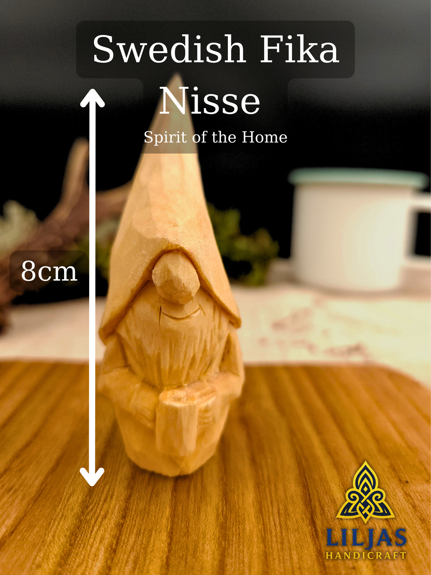 Gift idea – Unpainted Scandinavian Fika Nisse (Gnome, Wichtel) with coffee cup, handmade wood carving, svensk fika-tradition, einzigartiges Zubehör für Wichtelhaus, Elfenszene och DIY miniatyrvärld.
