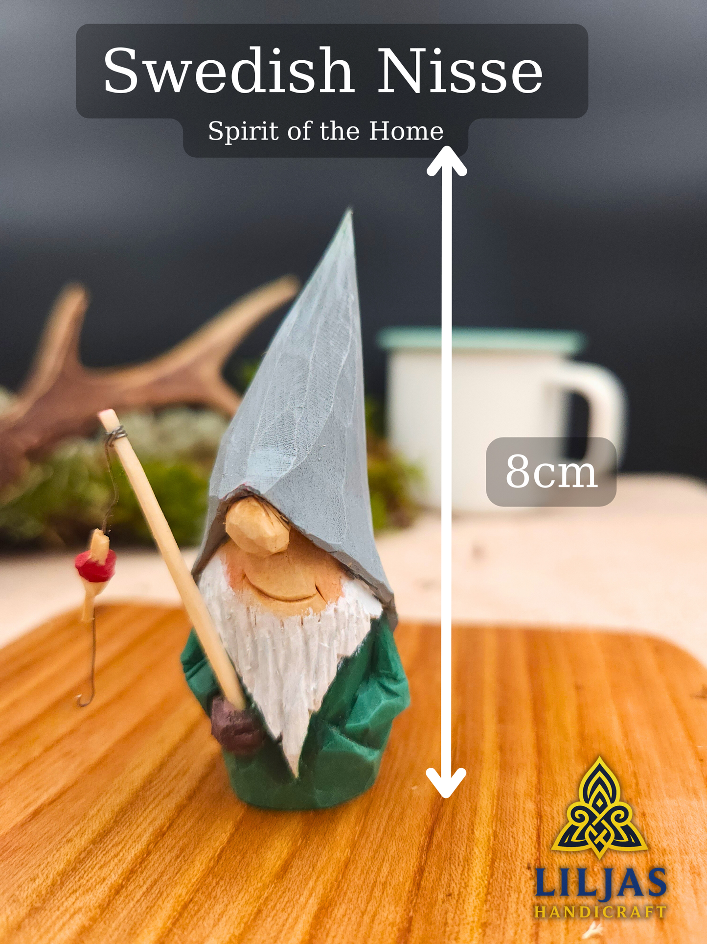 Scandinavian Nisse (Gnome, Wichtel) with grey hat holding fishing rod – handmade wood carving, unik svensk träfigur, perfekt collectible gift for folklore fans, Elfenszene och DIY miniatyrlandskap.

