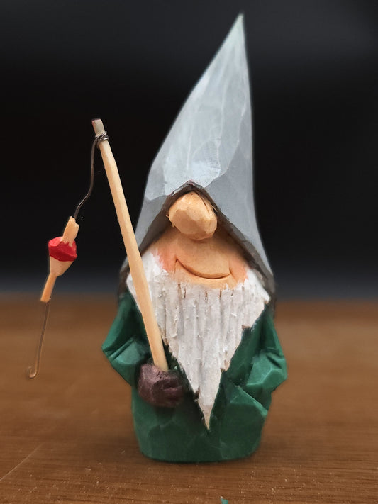 Gift idea – Nisse (Gnome, Wichtel) with grey hat and fishing rod, hand-carved Scandinavian wooden folk art, handgjord svensk träfigur, einzigartiges Sammlerstück för Wichtelwelt, Elfenszene och nordisk miniatyrvärld.
