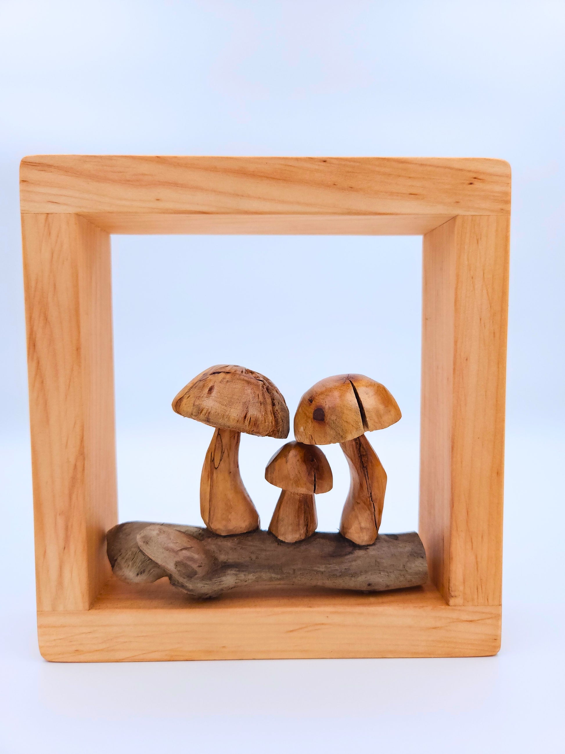 Scandinavian wooden mushroom wall art – hand-carved wood carving, unik svensk handgjord svamptavla, perfect gift and collectible Nordic folk art decor.

