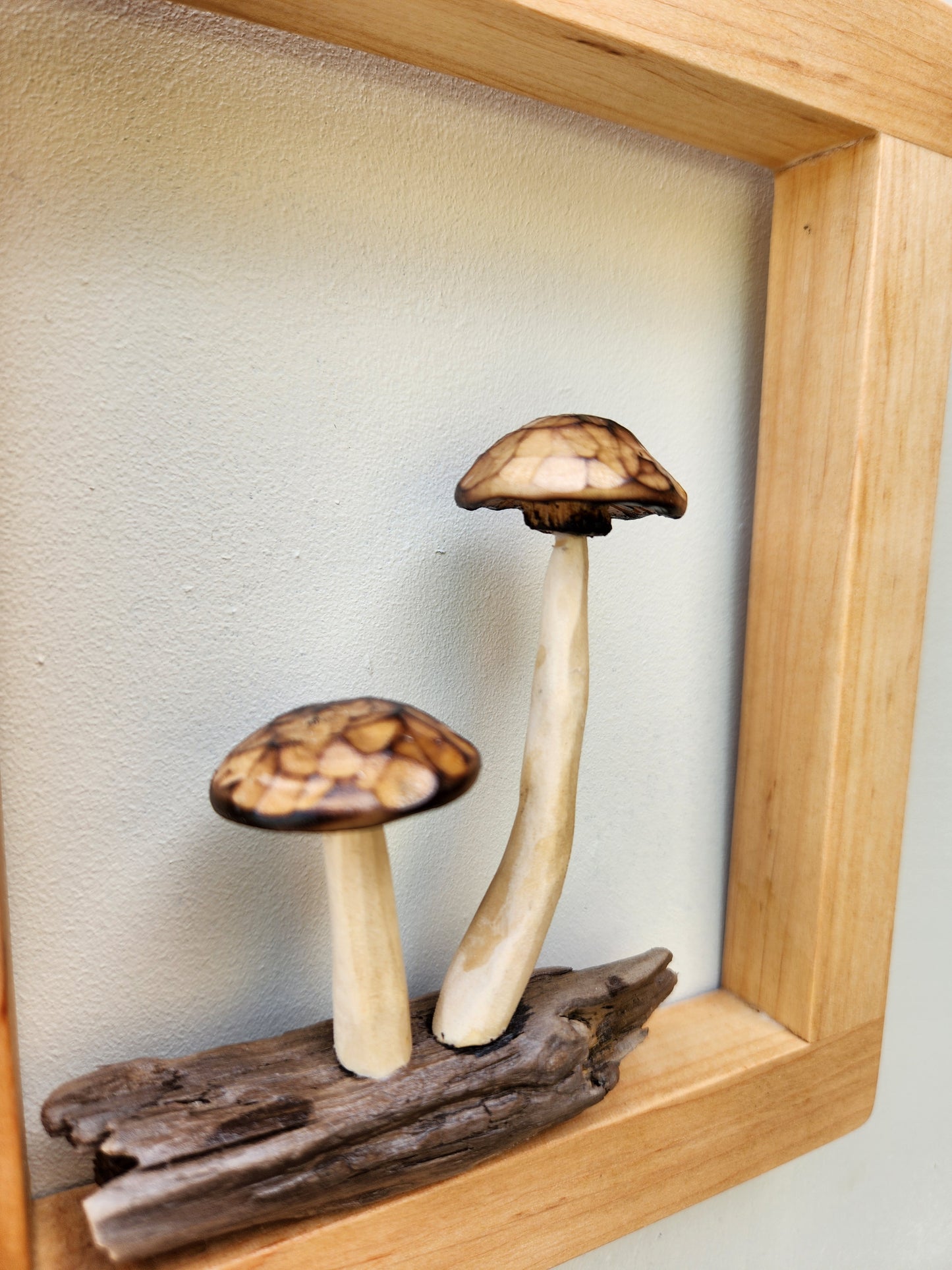Geschenkidee – Treibholz Wanddeko mit Pilzen, handgemachte skandinavische Holzkunst inspiriert von Wald und Natur, einzigartige rustikale Wandkunst und maritime Dekoration.
