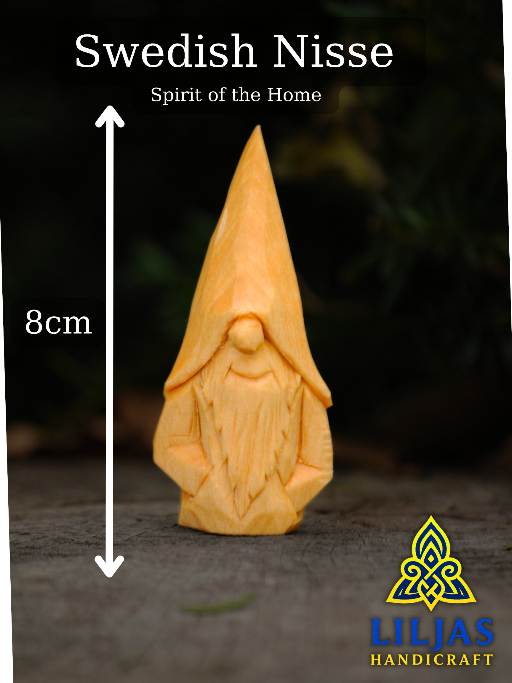 DIY project – Unpainted Nisse (Gnome, Wichtel), hand-carved Scandinavian wooden folk art, handgjord svensk träfigur för målning och pyssel, einzigartiges Sammlerstück für Wichtelwelt, Elfenszene och Miniatur-Landschaft.
