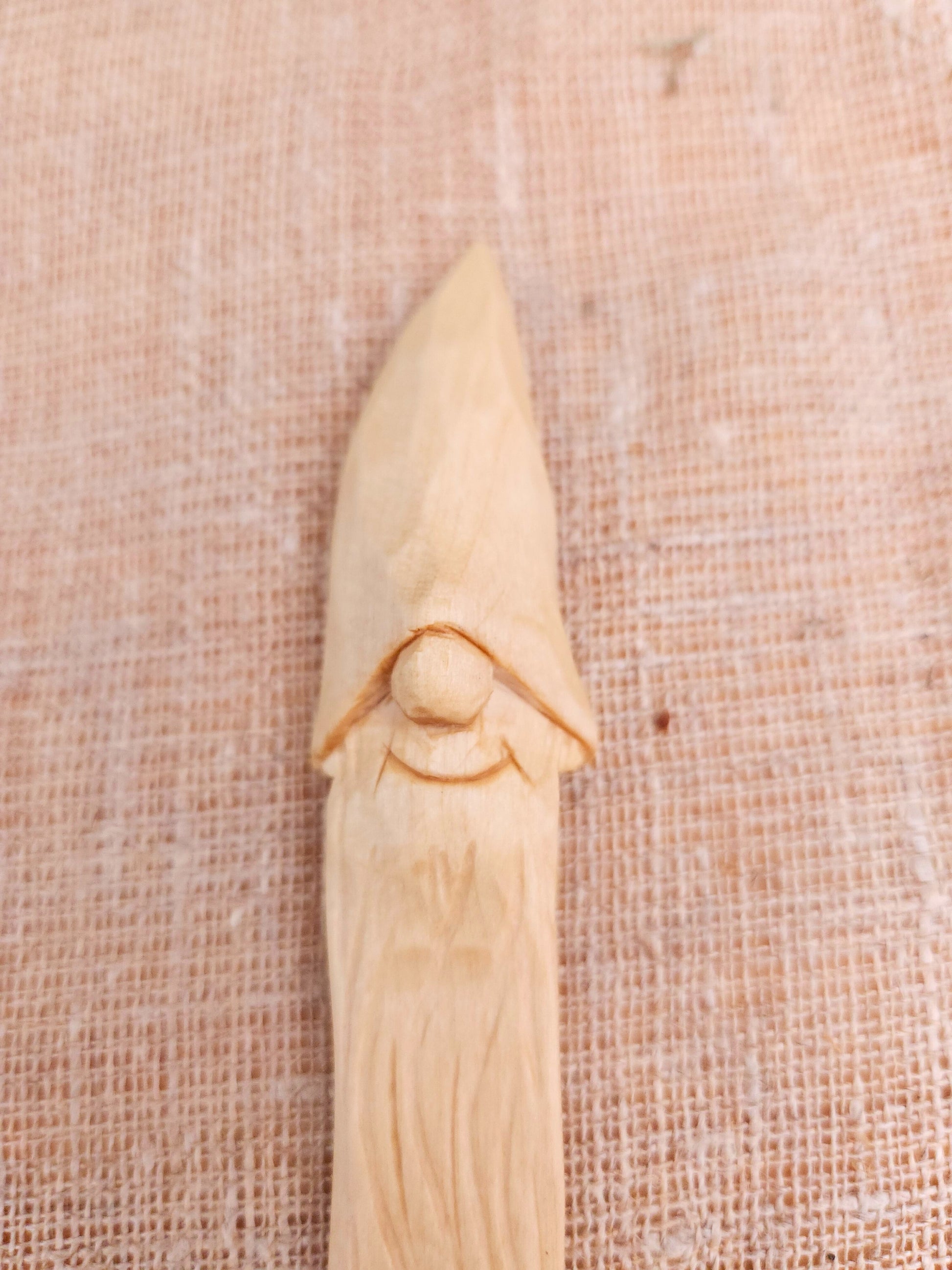 Wooden Nisse (Gnome, Wichtel) reading bookmark – hand-carved Scandinavian folk art, unique artisan gift and collectible accessory for readers.
